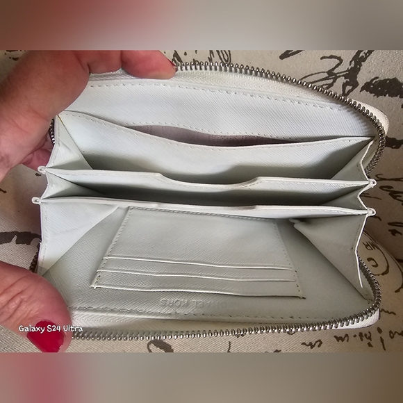 Michael Kors White w/ blk Polka Dot Fulton Multifunction Phone Case Wallet GUC - Picture 10 of 16